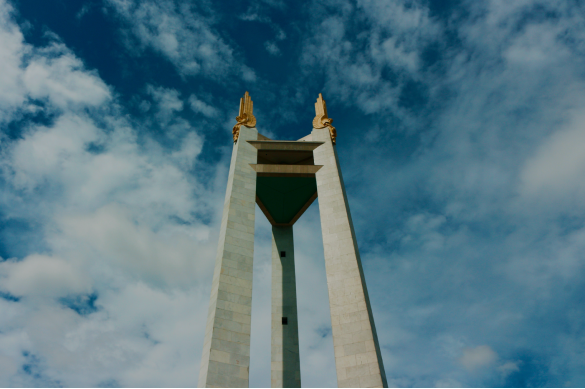 A portrait shot of Quezon Memorial Obelisk for the media report about how Joy Belmonte is the most talked about metro manila mayor.